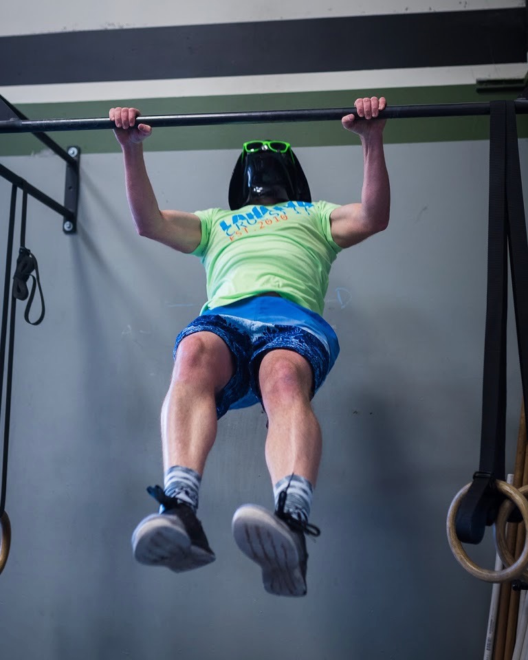 Muscular young woman doing pull-ups on rings – Jacob Lund Photography  Store- premium stock photo